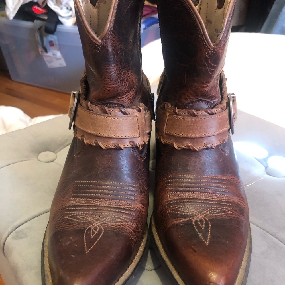 BOOTS ON DA GROUND! 
Brown Ankle Booties with Western Stitching - Picture 2 of 10